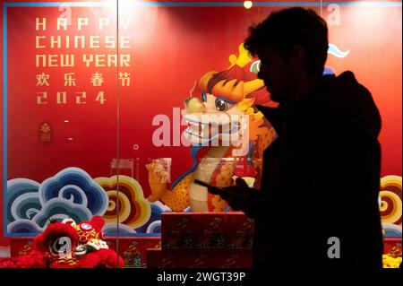 Madrid, Spagna. 4 febbraio 2024. Un pedone visto camminare fuori dal China Cultural Centre adornato con la lanterna cinese del drago per celebrare il prossimo Capodanno cinese 2024, l'anno del drago, a Madrid. (Credit Image: © Miguel candela/SOPA Images via ZUMA Press Wire) SOLO PER USO EDITORIALE! Non per USO commerciale! Foto Stock