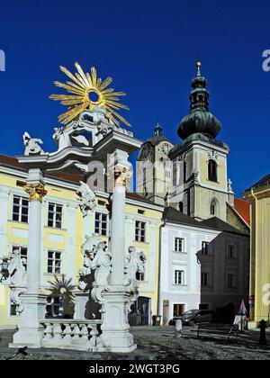 Krems, Austria - 4 novembre 2023: Piazza del municipio con il Memoriale di Johannes-Nepomuk ed edifici nella città sul Danubio nella bassa Austria Foto Stock