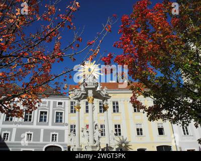 Krems, Austria - 4 novembre 2023: Piazza del municipio con il Memoriale di Johannes-Nepomuk ed edifici nella città sul Danubio nella bassa Austria Foto Stock