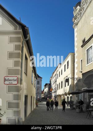 Krems an der Donau, Austria - 4 novembre 2023: Turisti sconosciuti vagano per le pittoresche stradine della città vecchia Foto Stock