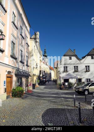 Krems an der Donau, Austria - 4 novembre 2023: Vecchi edifici nelle pittoresche stradine della città vecchia Foto Stock