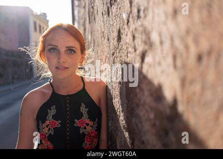 Giovane donna con i capelli rossi, Roma, Italia Foto Stock