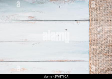 Vista dal piano del tavolo dello sfondo in legno bianco e blu brillante con striscione in tela. Immagine ripresa dalla vista dall'alto. Foto Stock