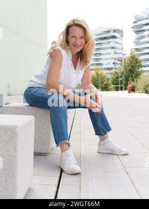 Donna bionda in città, Milano, Italia. Foto Stock