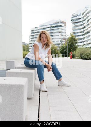 Donna bionda in città, Milano, Italia. Foto Stock
