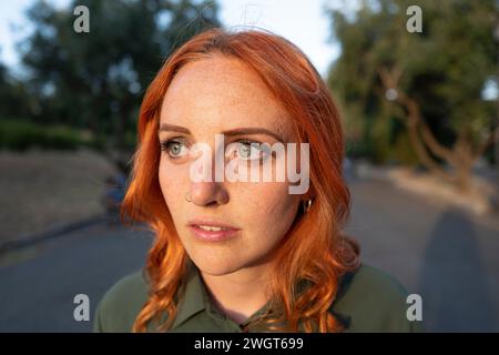 Giovane donna con i capelli rossi, Roma, Italia Foto Stock