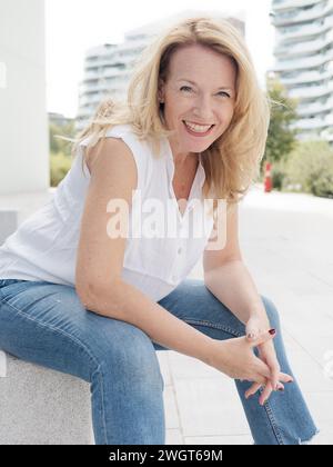 Donna bionda in città, Milano, Italia. Foto Stock
