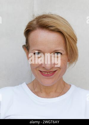 Donna bionda in città, Milano, Italia. Foto Stock