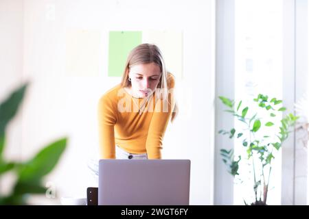 giovane donna nel suo ufficio domestico Foto Stock