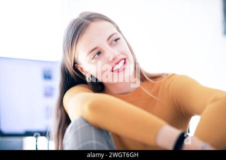 giovane donna con capelli biondi sul suo balcone Foto Stock