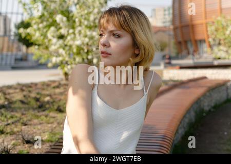 Giovane donna in città, Milano, Italia. Foto Stock