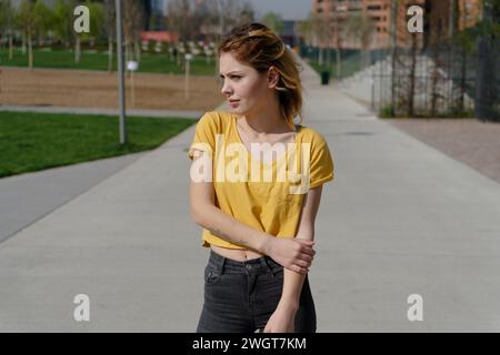 Giovane donna in città, Milano, Italia. Foto Stock