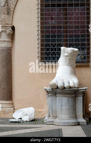 Roma, Italia. 6 febbraio 2024. La colossale statua di Costantino, risalente al IV secolo d.C., si erge come uno degli esempi più significativi di scultura tardo-antica romana. Oggi sono rimasti solo pochi frammenti monumentali di marmo, ospitati nel cortile del Palazzo dei Conservatori nei Musei Capitolini. (Foto di massimo Valicchia/NurPhoto)0 credito: NurPhoto SRL/Alamy Live News Foto Stock