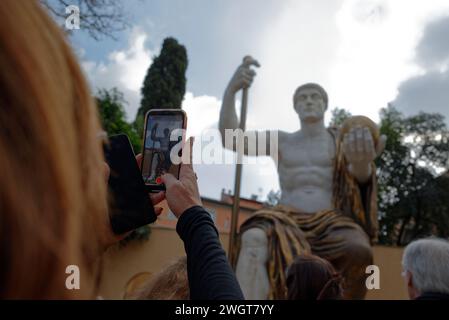 Roma, Italia. 6 febbraio 2024. La colossale statua di Costantino, risalente al IV secolo d.C., si erge come uno degli esempi più significativi di scultura tardo-antica romana. Oggi sono rimasti solo pochi frammenti monumentali di marmo, ospitati nel cortile del Palazzo dei Conservatori nei Musei Capitolini. (Foto di massimo Valicchia/NurPhoto)0 credito: NurPhoto SRL/Alamy Live News Foto Stock