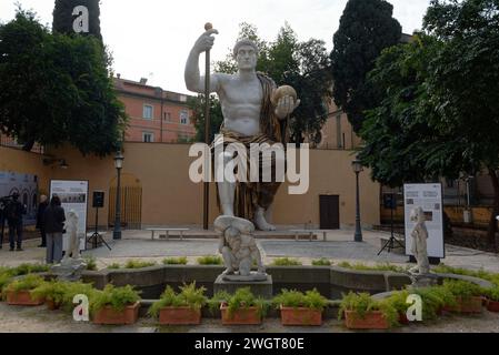 Roma, Italia. 6 febbraio 2024. La colossale statua di Costantino, risalente al IV secolo d.C., si erge come uno degli esempi più significativi di scultura tardo-antica romana. Oggi sono rimasti solo pochi frammenti monumentali di marmo, ospitati nel cortile del Palazzo dei Conservatori nei Musei Capitolini. (Foto di massimo Valicchia/NurPhoto)0 credito: NurPhoto SRL/Alamy Live News Foto Stock