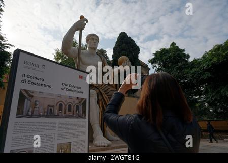 Roma, Italia. 6 febbraio 2024. La colossale statua di Costantino, risalente al IV secolo d.C., si erge come uno degli esempi più significativi di scultura tardo-antica romana. Oggi sono rimasti solo pochi frammenti monumentali di marmo, ospitati nel cortile del Palazzo dei Conservatori nei Musei Capitolini. (Foto di massimo Valicchia/NurPhoto)0 credito: NurPhoto SRL/Alamy Live News Foto Stock