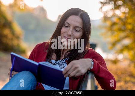 Bruna donna in autunno, Milano, Italia Foto Stock