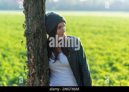 Bruna donna in autunno, Milano, Italia Foto Stock