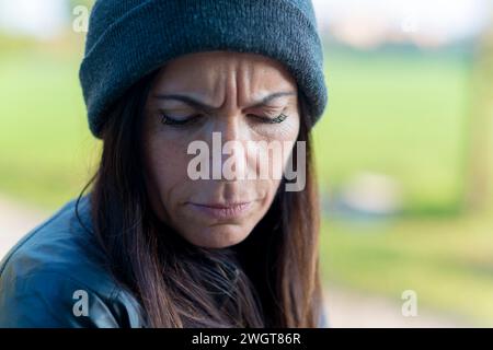 Bruna donna in autunno, Milano, Italia Foto Stock