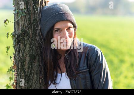 Bruna donna in autunno, Milano, Italia Foto Stock