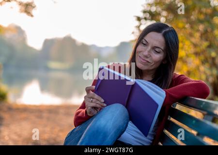 Bruna donna in autunno, Milano, Italia Foto Stock