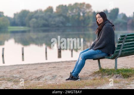 Bruna donna in autunno, Milano, Italia Foto Stock
