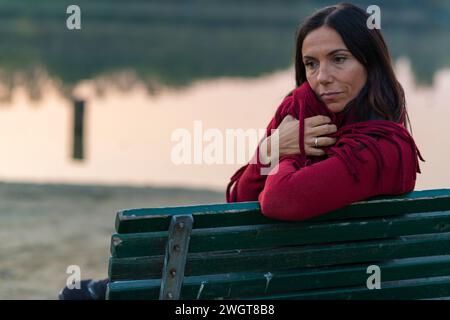 Bruna donna in autunno, Milano, Italia Foto Stock