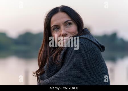Bruna donna in autunno, Milano, Italia Foto Stock