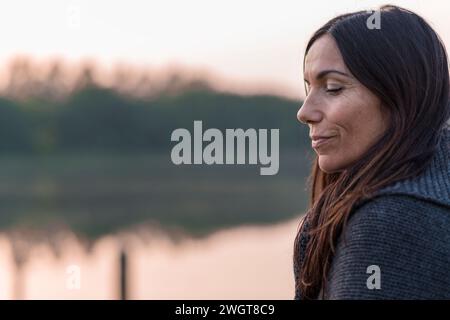 Bruna donna in autunno, Milano, Italia Foto Stock