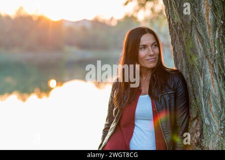 Bruna donna in autunno, Milano, Italia Foto Stock