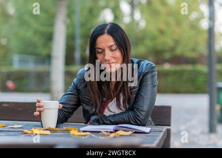 Bruna donna in autunno, Milano, Italia Foto Stock