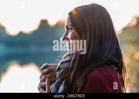 Bruna donna in autunno, Milano, Italia Foto Stock
