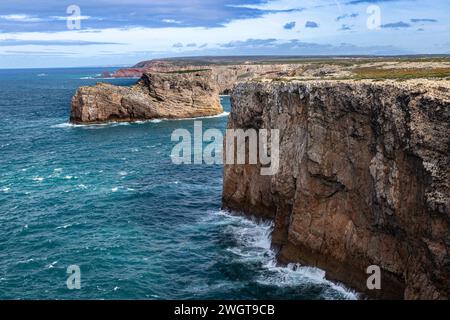 Una vista panoramica dalle Sagres, Cabo Sao Vincente Algarve Portugal Sagres, Portogallo Foto Stock