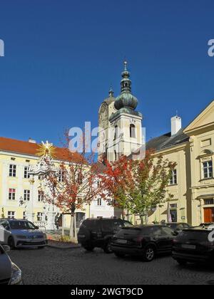 Krems, Austria - 4 novembre 2023: Piazza del municipio e gli edifici della città sul Danubio nella bassa Austria Foto Stock