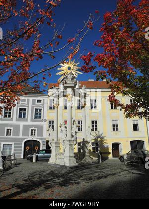 Krems, Austria - 4 novembre 2023: Piazza del municipio con il Memoriale di Johannes-Nepomuk ed edifici nella città sul Danubio nella bassa Austria Foto Stock