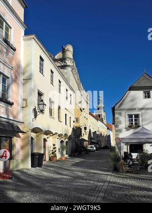 Krems an der Donau, Austria - 4 novembre 2023: Vecchi edifici nelle pittoresche stradine della città vecchia Foto Stock