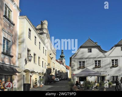 Krems an der Donau, Austria - 4 novembre 2023: Vecchi edifici nelle pittoresche stradine della città vecchia Foto Stock