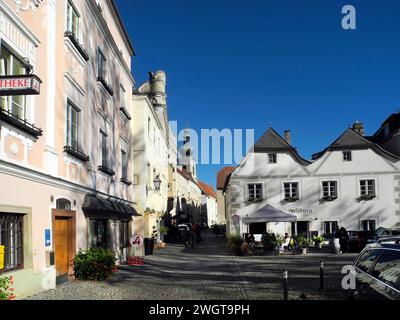 Krems an der Donau, Austria - 4 novembre 2023: Vecchi edifici nelle pittoresche stradine della città vecchia Foto Stock