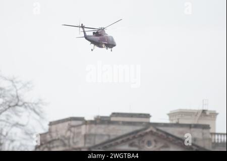 Londra, Regno Unito. 6 febbraio 2024. Un elicottero che trasporta re Carlo III lascia Buckingham Palace nel centro di Londra. Buckingham Palace ha annunciato ieri che a re Carlo è stata diagnosticata una forma di cancro, che è stato scoperto durante un recente trattamento per una prostata allargata. Credito fotografico: Ben Cawthra/Sipa USA credito: SIPA USA/Alamy Live News Foto Stock