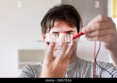 giovane che prova con un dispositivo uno strumento Foto Stock