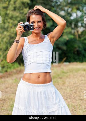 Giovane donna all'aperto, Milano; Italia Foto Stock