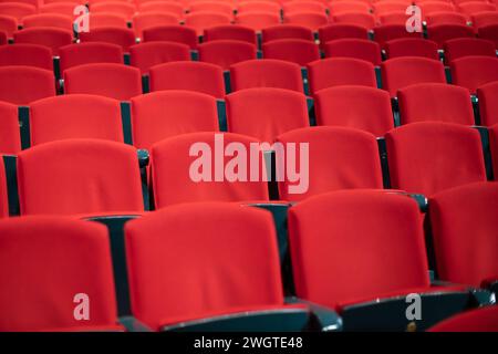 posti a sedere vuoti in velluto rosso nel cinema Foto Stock