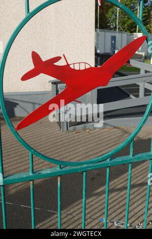 Logo Spitfire sul cancello del Tangmere Military Aviation Museum - West Sussex Foto Stock