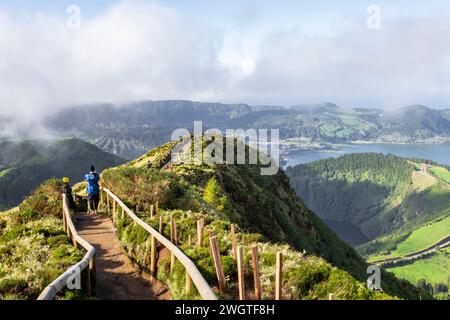 Il lago sette città o Lagoa das sete cidades è un lago vulcanico situato nell'isola di São Miguel, nell'arcipelago delle Azzorre in Portogallo Foto Stock