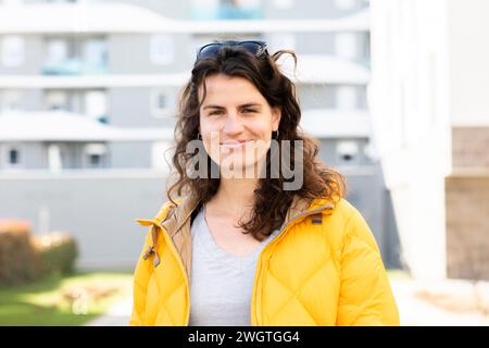 Giovane donna in piedi al di fuori Foto Stock