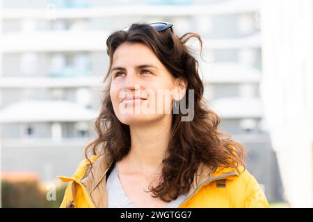Giovane donna in piedi al di fuori Foto Stock