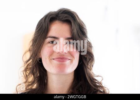 Ritratto di una giovane donna a casa, sorridente Foto Stock