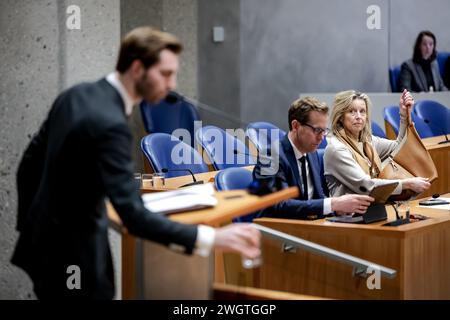 L'AIA - Christophe van der MaatSottosegretario di Stato alla difesa e Kajsa Ollongren Ministro della difesa durante un dibattito alla camera dei rappresentanti sul bilancio della difesa per il 2024. ANP ROBIN VAN LONKHUIJSEN netherlands Out - belgio Out Foto Stock