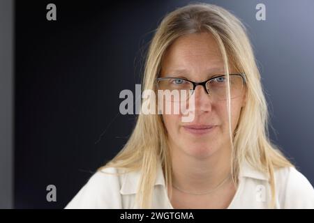 Donna bionda al chiuso, Milano, Italia. Foto Stock
