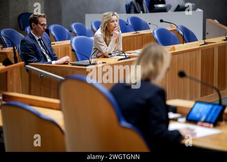 L'AIA - Christophe van der MaatSottosegretario di Stato alla difesa e Kajsa Ollongren Ministro della difesa durante un dibattito alla camera dei rappresentanti sul bilancio della difesa per il 2024. ANP ROBIN VAN LONKHUIJSEN netherlands Out - belgio Out Foto Stock